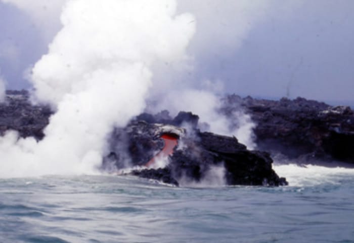 フェルナンディナ島ラクンブレ火山の噴火（伊藤秀三撮影）